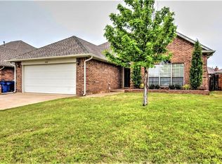320 S Castle Ridge Ln, Mustang, OK 73064