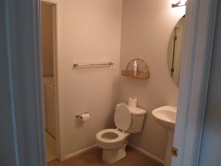 Main floor 1/2 bath