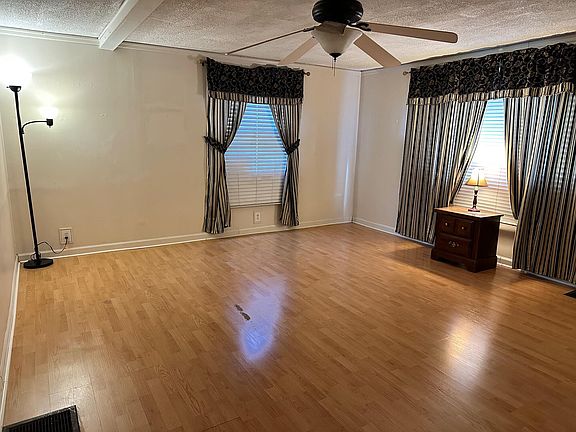 3rd image of 471 Clarence Dr