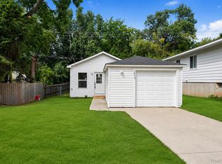 2840 Oldsmobile Ave, Waterford, MI 48328