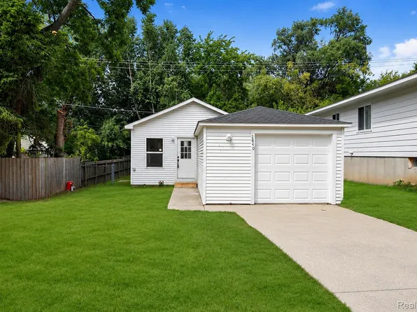 2840 Oldsmobile Ave, Waterford, MI 48328