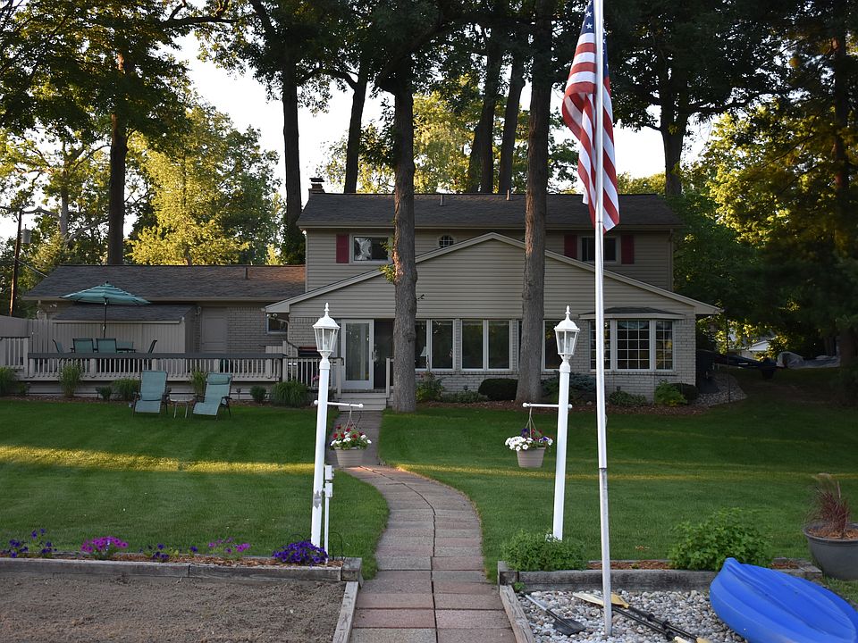 Awesome Lakefront Home!