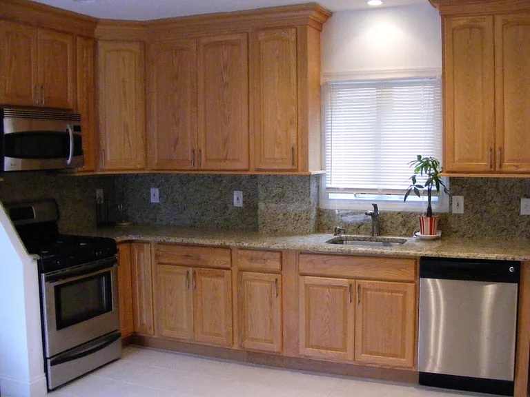 18 Undercliff Rd — Photo 2