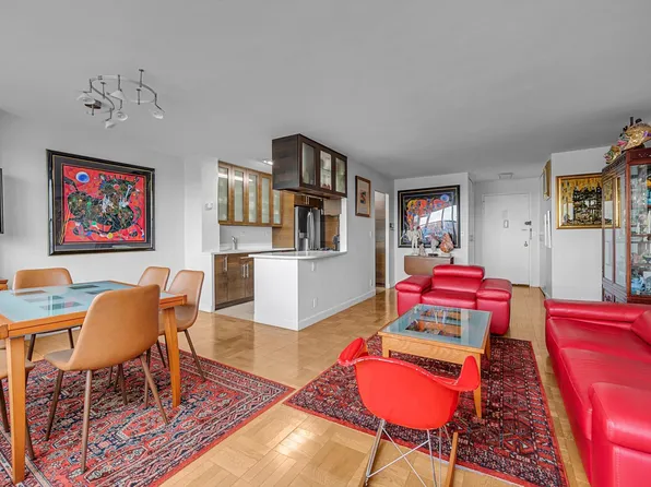 555 Kappock Street image 1 of 19