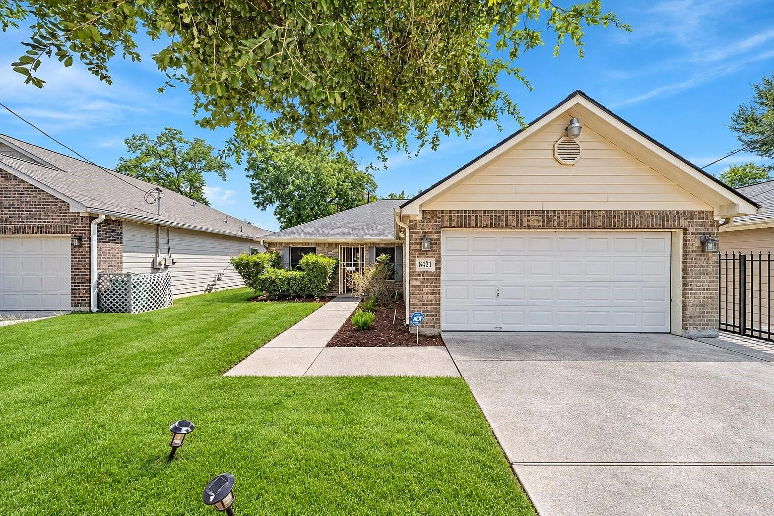 3 bed, 2.0 bath, 1560 sqft, $2,000 — Photo 1