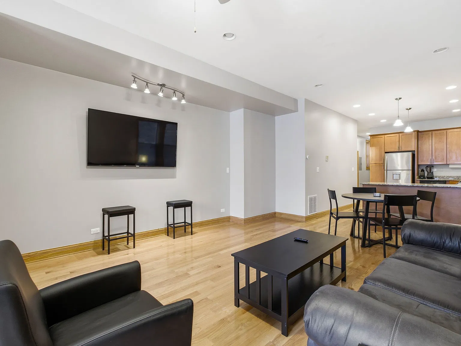1 bed, 900 sqft, $2,200 — Photo 2