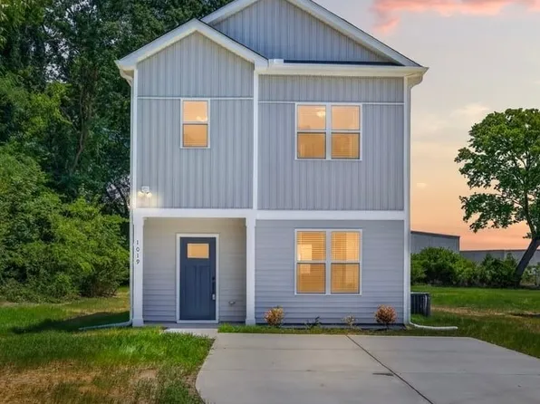 1019 E Harnett St, Dunn, NC 28334