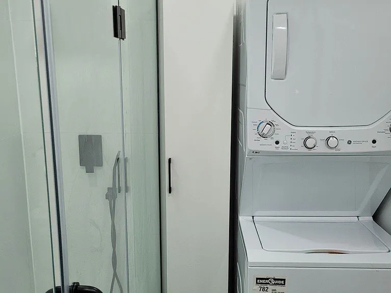 1054 Dufferin St #2 — Photo 13