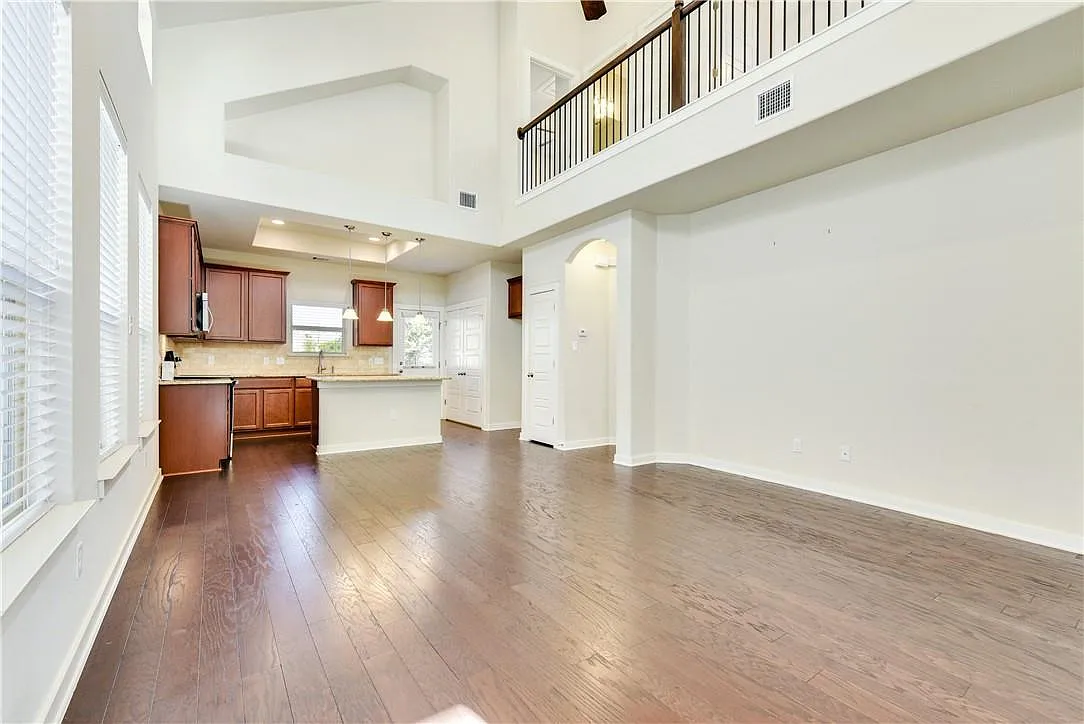 3 bed, 2.5 bath, 1977 sqft, $2,155 — Photo 3