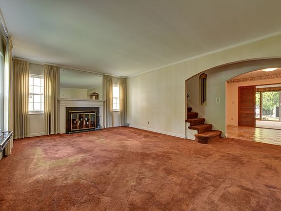 3rd image of 561 Lake Forest Dr