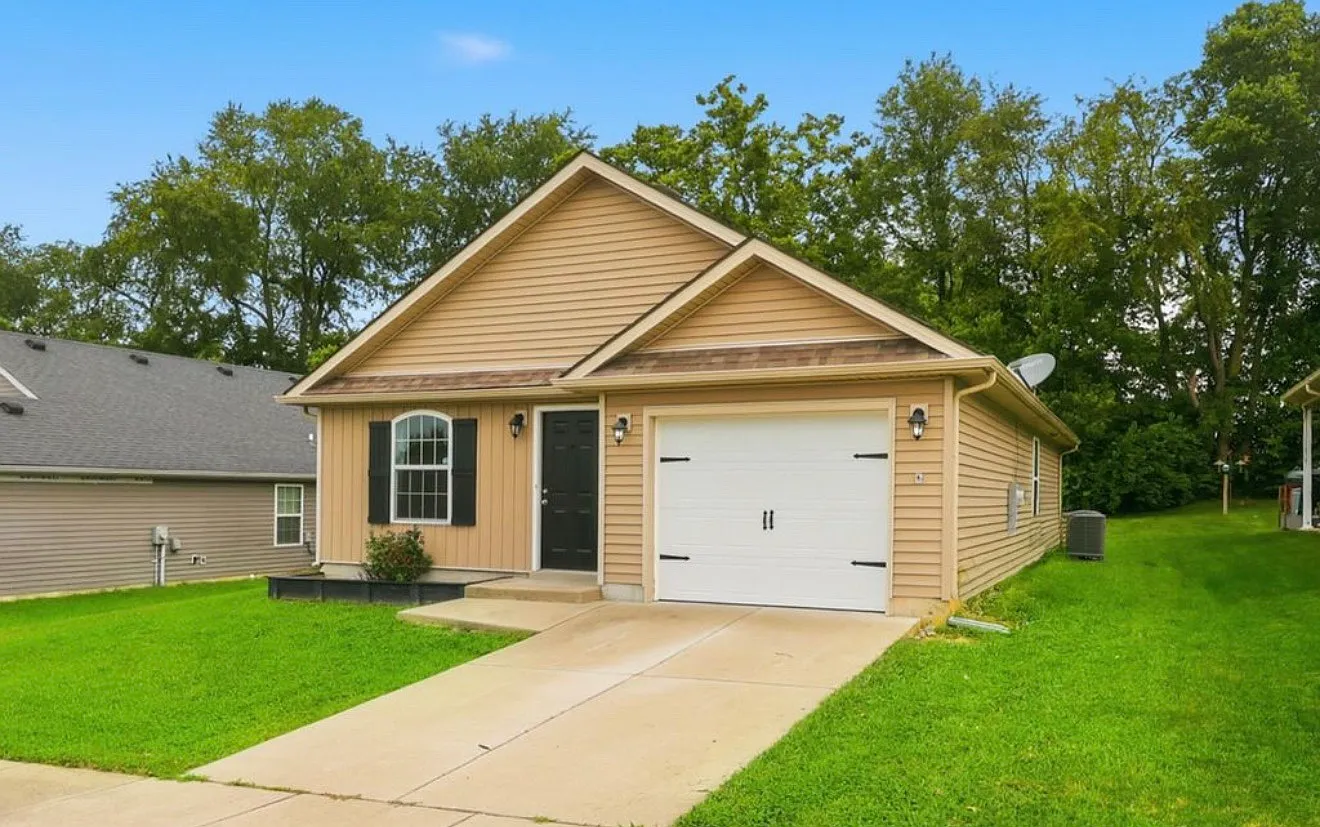 3 bed, 1136 sqft, $1,900 — Photo 2