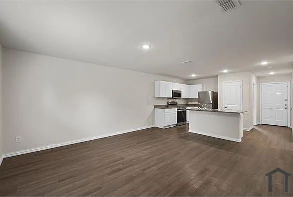 3 bed, 1028 sqft, $1,575 — Photo 3