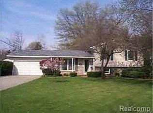 3440 Hope Lake Dr, Brighton, MI