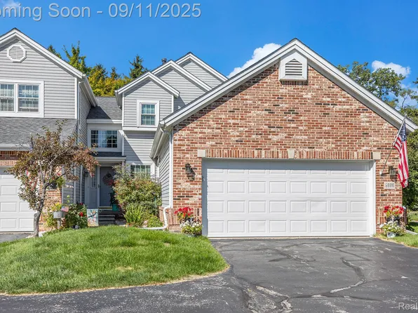 5886 Creekside Dr, Troy, MI 48085