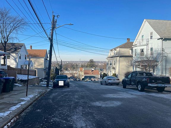 5th image of 52 Woodbine St