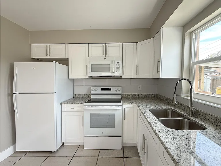 1920 SW 44th Ave #2 — Photo 6