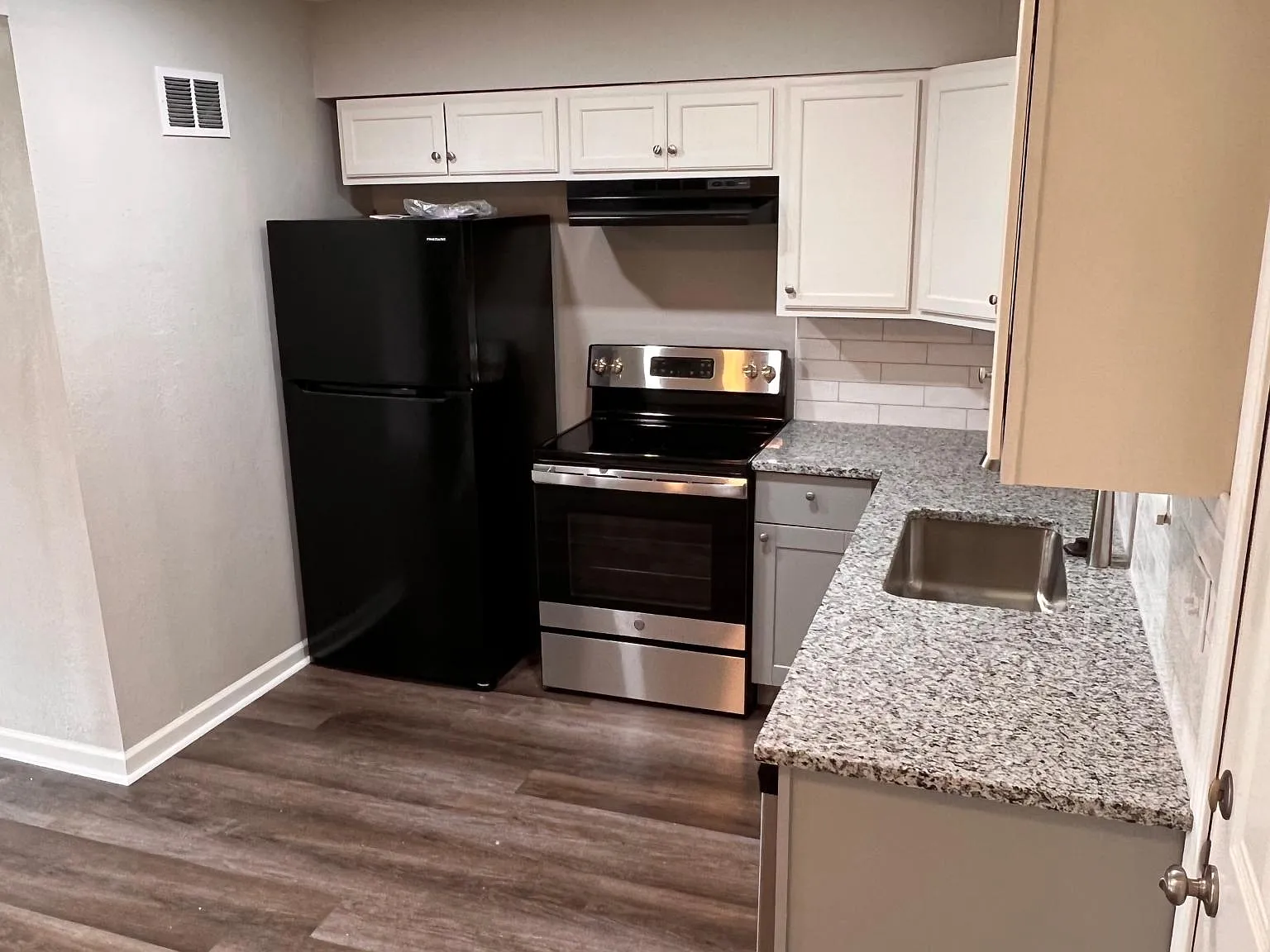 2 bed, 900 sqft, $1,300 — Photo 3