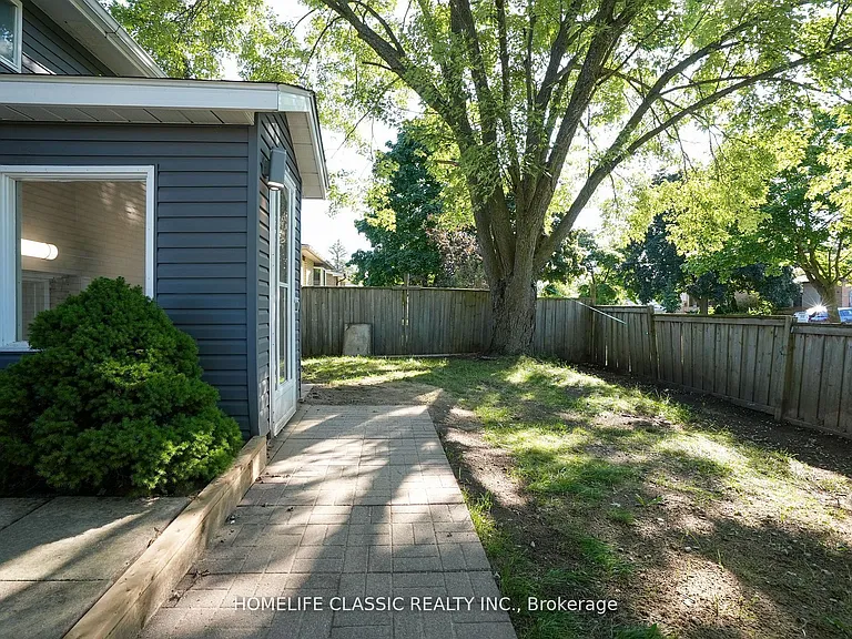 100 Chaucer Cres — Photo 2