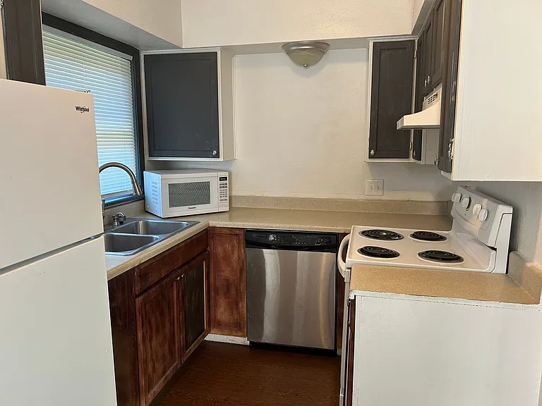 215-217 E Adobe St — Photo 5