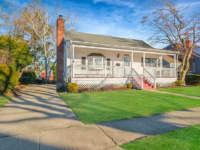 113 Yoakum Ave — Photo 1