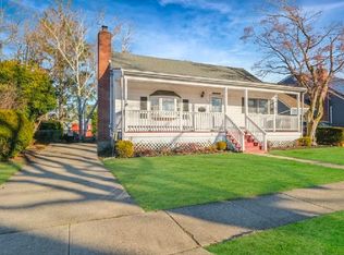 113 Yoakum Ave, Farmingdale, NY 11735