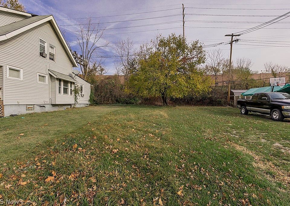 2nd image of 821 E 131st St
