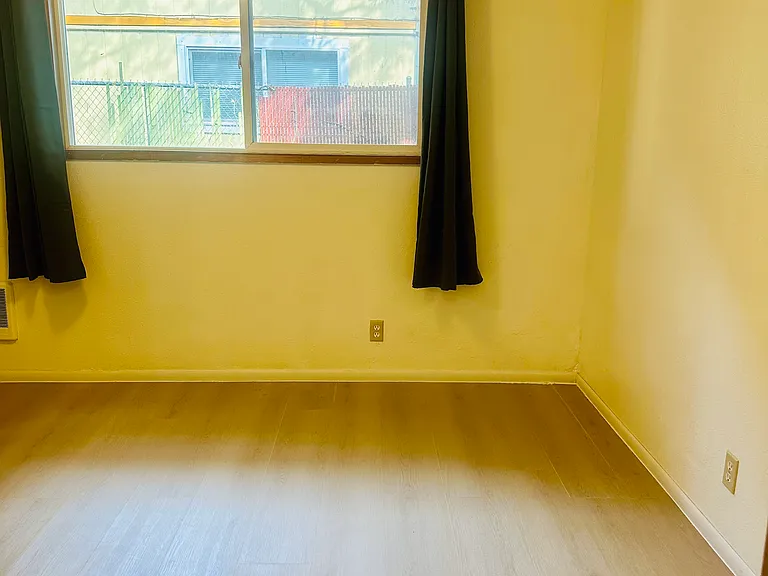 E E St — Photo 9