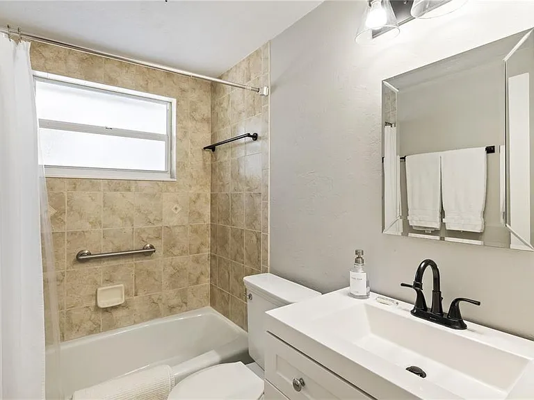 2365 Bay St — Photo 30