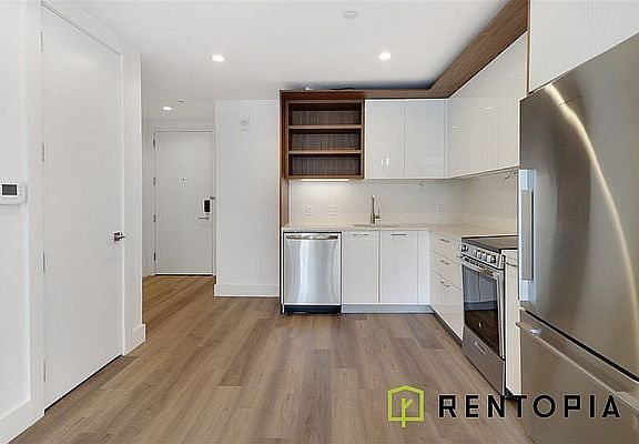 3rd image of 228 E 135th St #611