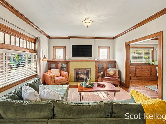 3rd image of 1821 Collins Ave SE