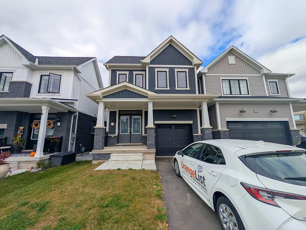 27 Aviron Crescent — Photo 1