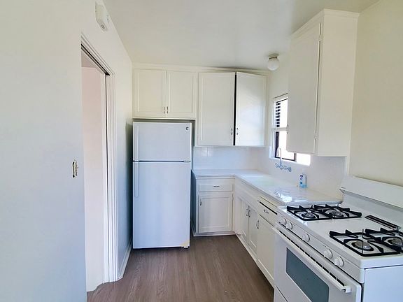 3rd image of 944 Emerald St