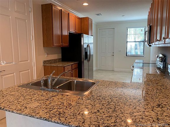 4th image of 2727 NE 14th St Unit 115