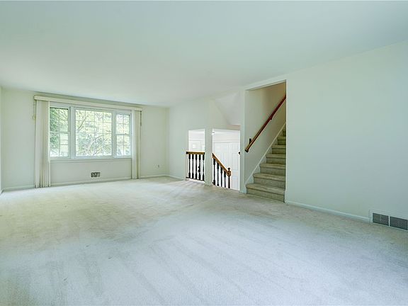 3rd image of 34 Sturbridge Ln