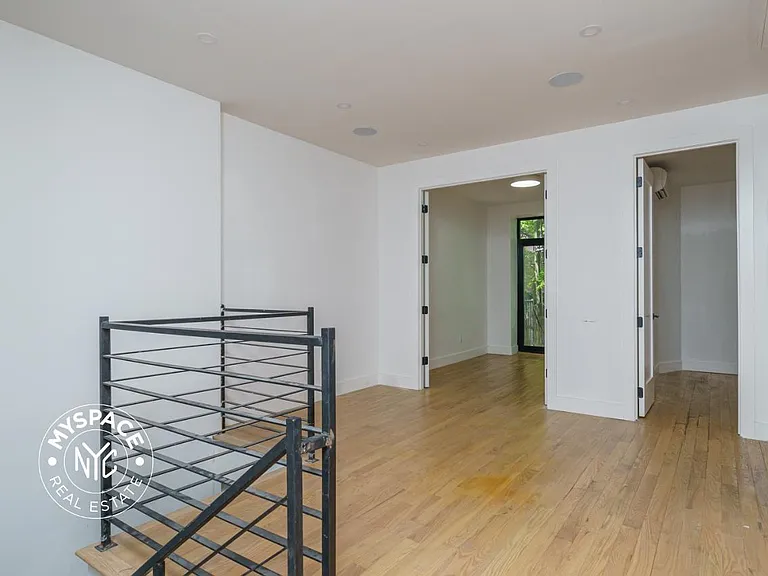 1027 Putnam Ave #1C — Photo 3