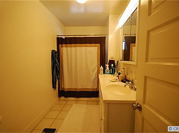 4th image of 383 Gladys Ave