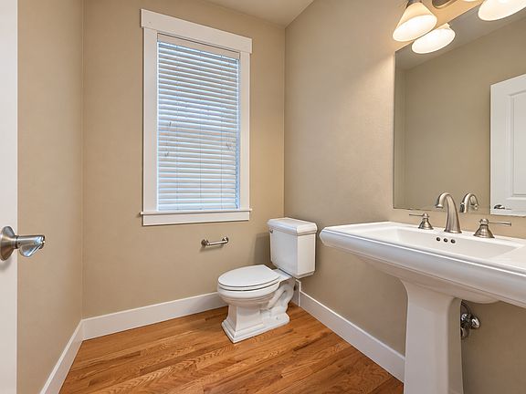 3rd image of 1018 Pinehurst St