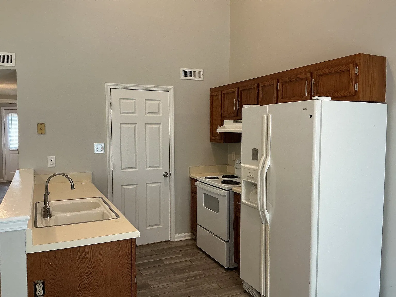 3 bed, 1400 sqft, $1,600 — Photo 2