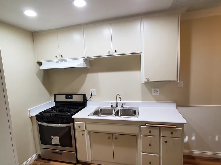 Windsor Apartments — Photo 6