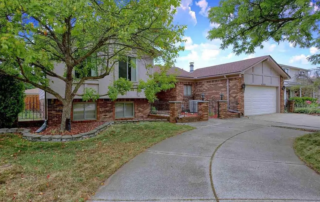 4 bed, 2519 sqft, $3,200 — Photo 2