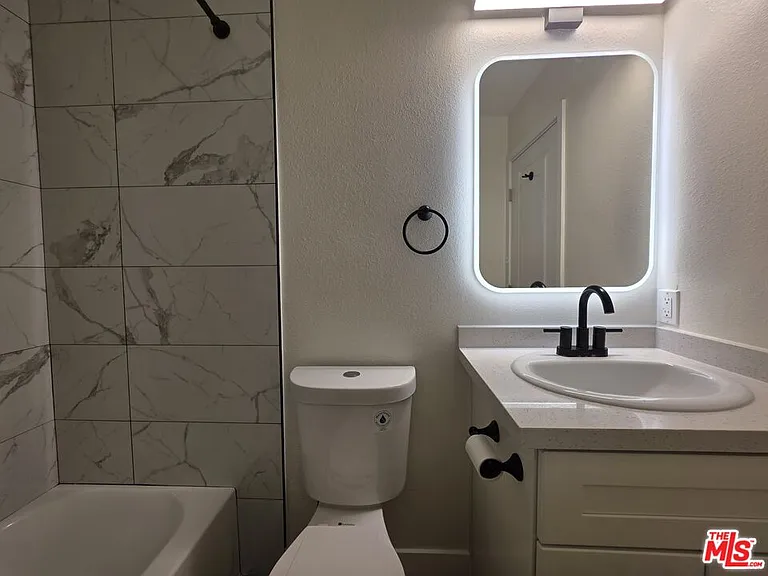 535 W 4th St #110 — Photo 29