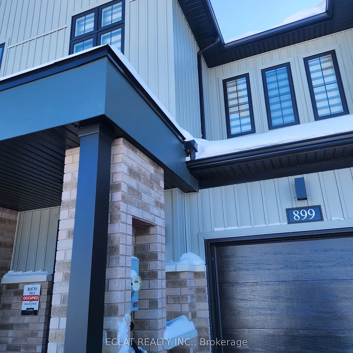 Building Photo - 899 Douro St