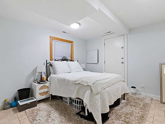 3rd image of 1833 N Wolcott Ave #1B