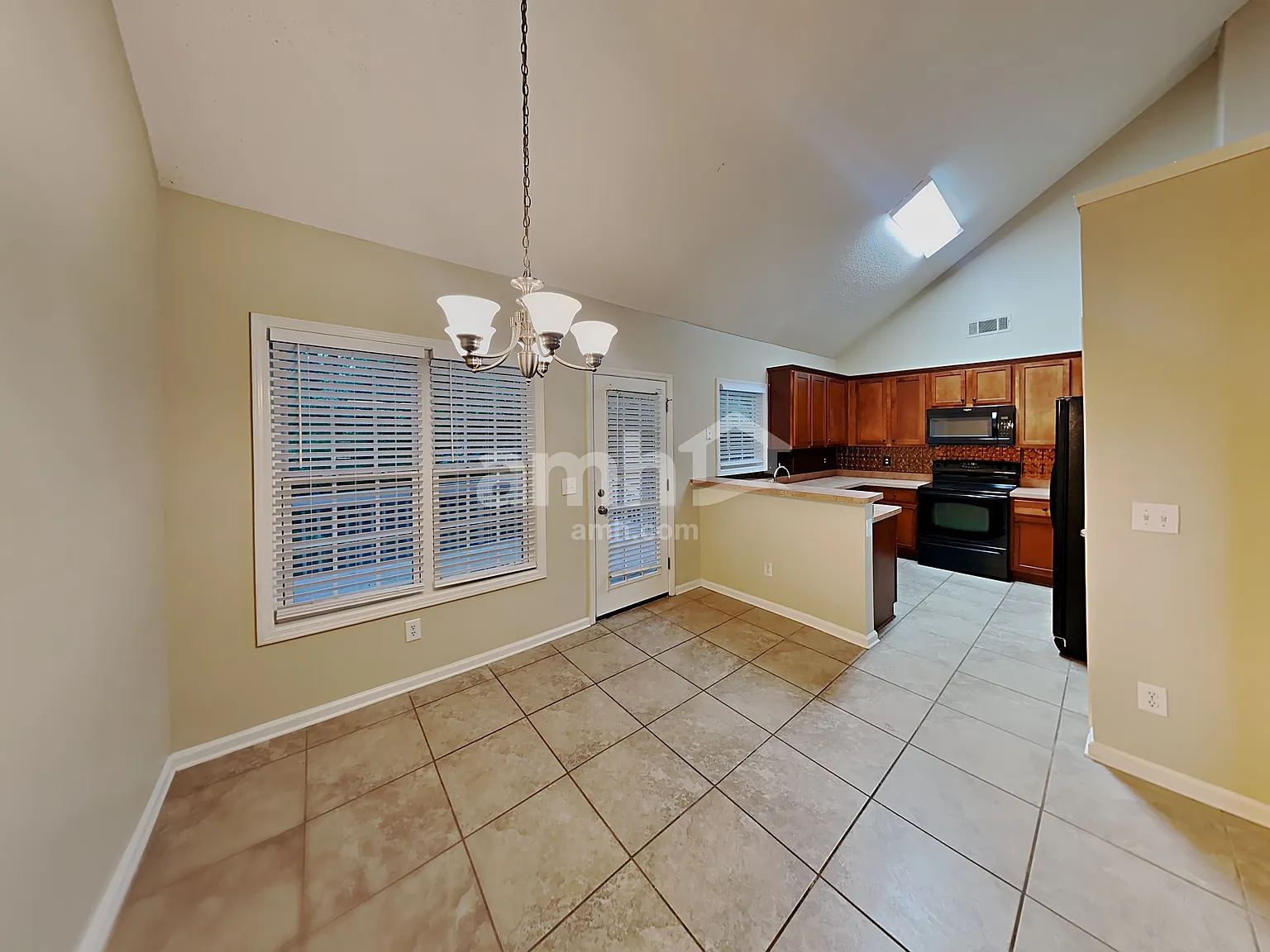 4 bed, 3.0 bath, 1420 sqft, $2,285 — Photo 4
