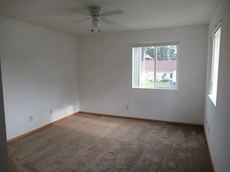 2400-2418 Hillcrest Dr — Photo 11