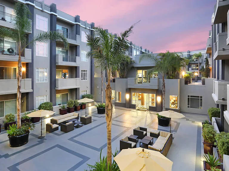 Outdoor Lounge and Courtyard