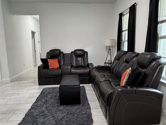 4th image of 104 W GONDOLIER PLACE