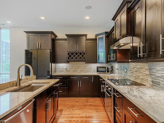 3rd image of 925 N Larrabee St APT 2N