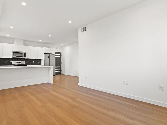 4th image of 1629 S New Hampshire Ave #1/2