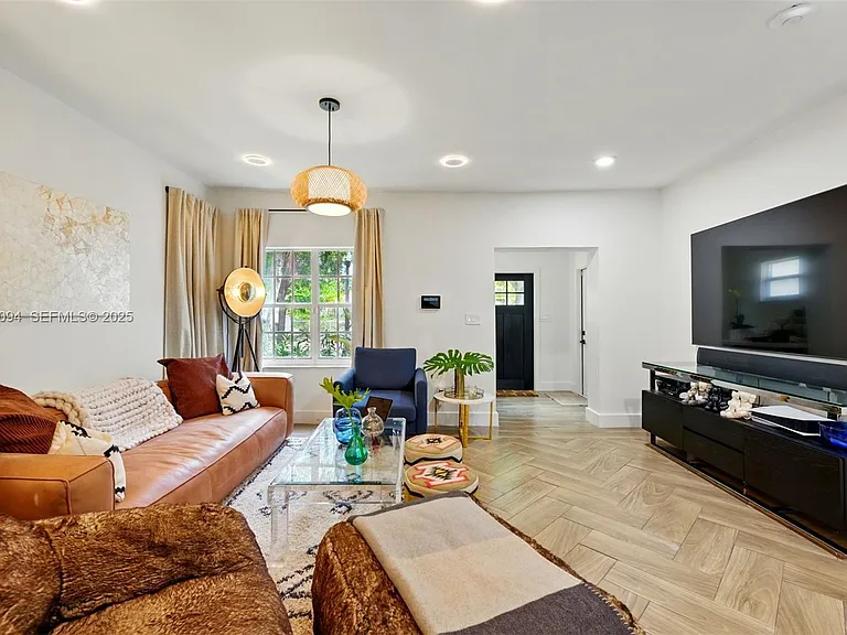 1363 Biarritz Dr — Photo 8